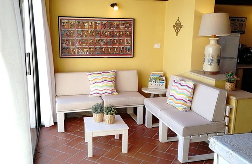 Formia Apartment | Villa Giulia: Attico con Terrazzo in Villa Signorile a due Passi dal Mare.,