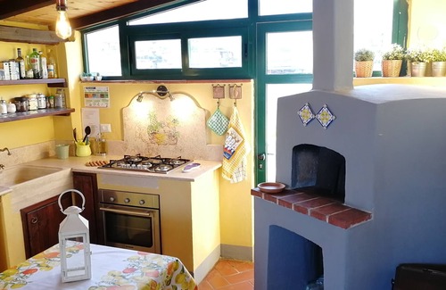 Formia Apartment | Villa Giulia: Attico con Terrazzo in Villa Signorile a due Passi dal Mare.,