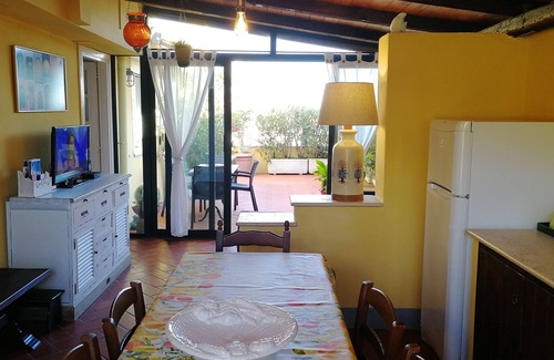 Formia Apartment | Villa Giulia: Attico con Terrazzo in Villa Signorile a due Passi dal Mare.,