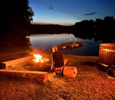 Marbacken House | Villa Granhede -sjöläge med badtunna, eldstad med mera
