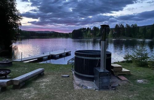 Marbacken House | Villa Granhede -sjöläge med badtunna, eldstad med mera