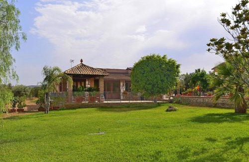 Solarino House | Villa in Sicily with Private Pool & Garden