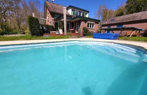 Velsen-Zuid Villa | Villa in the forest of Amsterdam with Pool