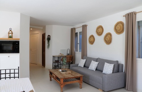 Calvisson Villa | Villa in the heart of the vaunage with swimming pool, garden and heated jacuzzi