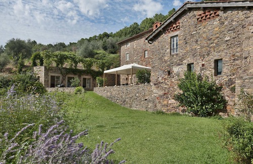 Vorno Villa | Villa in Vorno with 5 bedrooms sleeps 10