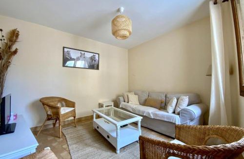 Mudaison House | Villa Isabelle- Large bright house with courtyard!