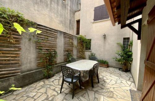 Mudaison House | Villa Isabelle- Large bright house with courtyard!