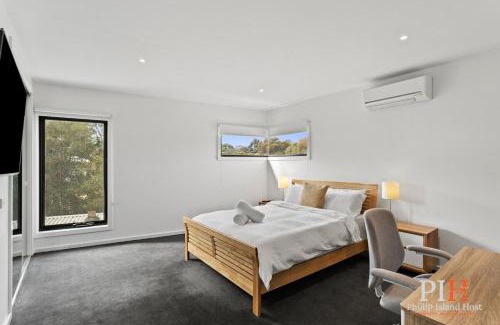 Cowes House | Villa Isola Golf Course Views