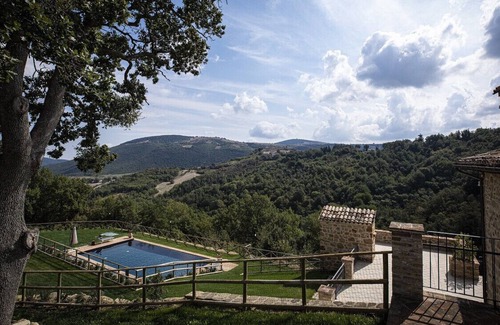 Castelraimondo Villa | Villa Ivana, old farmhouse in the green hills