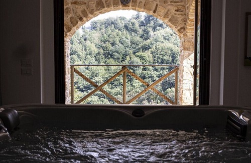 Castelraimondo Villa | Villa Ivana, old farmhouse in the green hills