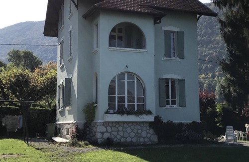 Sevrier House | VILLA JEANNOT PIEDS DANS L'EAU mini 2 nuits