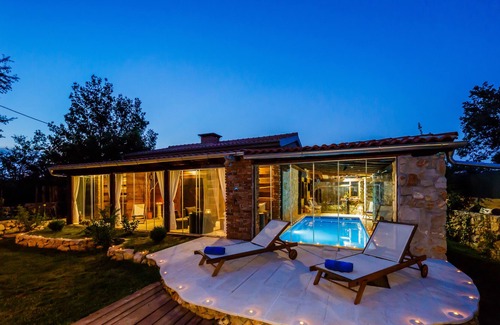 Lecevica Villa | Villa L &M with heating pool.