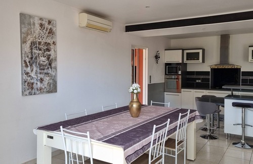 Alignan-du-Vent Villa | Villa Las Bouzigues 6-seater Jacuzzi and pool table