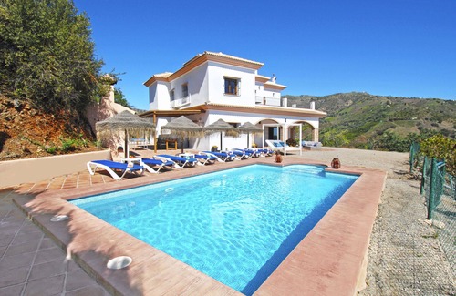 Cutar Villa | Villa Las Palomeras,Costa Del Sol, 12 Pers,WIFI, BBQ, terrace,Petfriendly