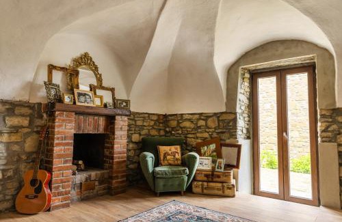 Serole House | Villa Leonetti B&B - Restored Stone Villa - UNESCO Langhe Region