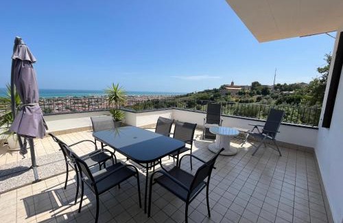 Giulianova House | Villa Lida Apartment, in collina con ampio terrazzo e vista mare