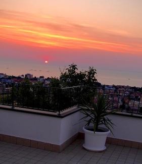 Giulianova House | Villa Lida Apartment, in collina con ampio terrazzo e vista mare