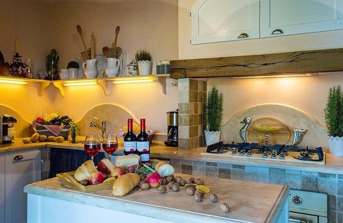 Peccioli Villa | Villa Lirica: An elegant historical villa surrounded by the greenery, with Free WI-FI.