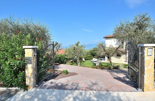 Cisano Villa | Villa Lisi With Pool