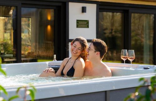 Zolder Villa | Villa Lodge met Jacuzzi - 8 personen - Woodz Lodges