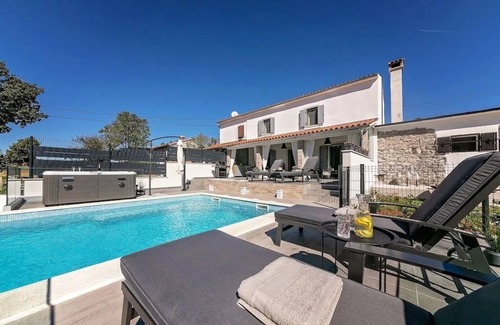 Bartici House | Villa LULU with heated pool, sauna and hot tub