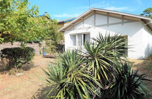 Claouey Villa | Villa lumineuse à 300m de la plage, 5min de l'océan en vélo, jardin et terrasse, proche commerces - FR-1-736-1