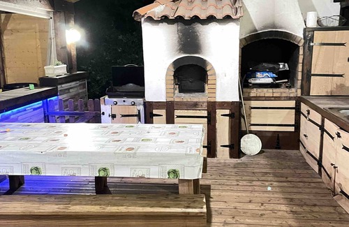 Ayherre Villa | Villa 'Maison Atypique Au Pays Basque' with Mountain View and Air Conditioning