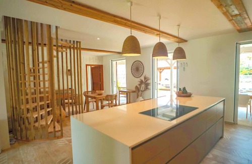 Terre-de-Haut Villa | Villa Maison Blanche, 5 bedrooms with swimming pool in a large wooded park