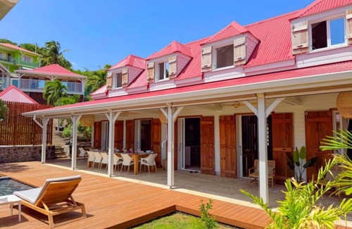 Terre-de-Haut Villa | Villa Maison Blanche, 5 bedrooms with swimming pool in a large wooded park