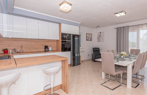 Ruzic Villa | Villa Maria with Outdoor Pool - Five Bedroom Villa with Outdoor Pool