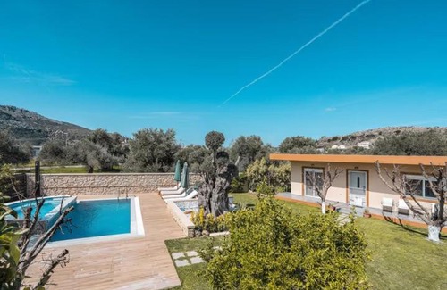 Filerimos Villa | Villa MATA - 600m² with Private Pool and Jacuzzi