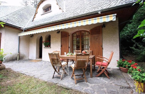 Besse-en-Chandesse House | Villa Mayabell
