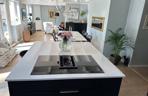 Nasbypark House | Villa med perfekt läge - bo nära havet, butiker och nå Stockholm city på 20 min.