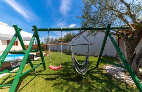 Dracevac Villa | Villa Mia & Iva for 6 plus 2 people near Poreč with private pool & kids playground - pet friendly