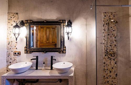 Caviedes House | Villa Micaela