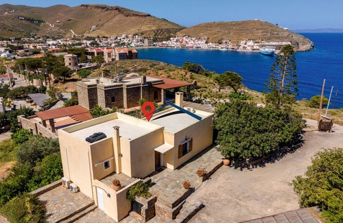 Korissia House | Villa Mirsini only a 3 minute walk from 2 beaches and the town of Korissia.
