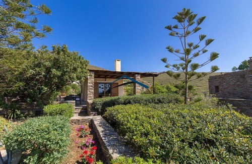 Korissia House | Villa Mirsini only a 3 minute walk from 2 beaches and the town of Korissia.