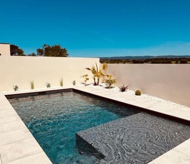 Pennautier Villa | Villa moderne privée avec piscine, vue montagne 3 chambres