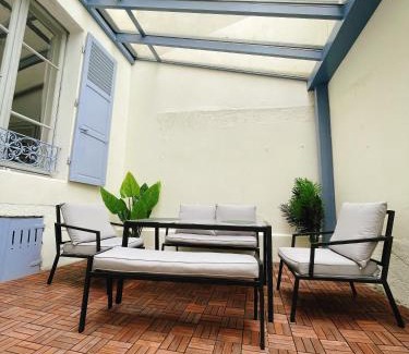 Cœur de Ville Apartment | Villa muguette - coeur de Vichy- RDC-véranda sur la terrasse