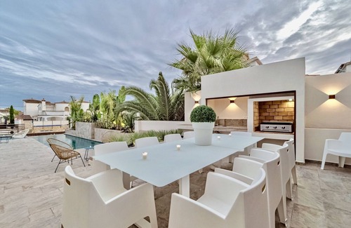 Empuriabrava Villa | Villa N°15 in the heart of the marina, close to Roses, Costa Brava