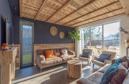 Julianadorp aan zee Villa | Villa near Dutch Dunes with Pool