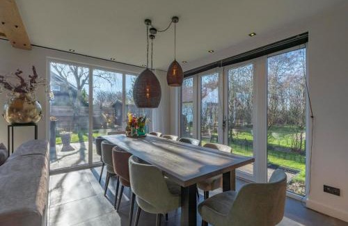 Julianadorp aan zee Villa | Villa near Dutch Dunes with Pool