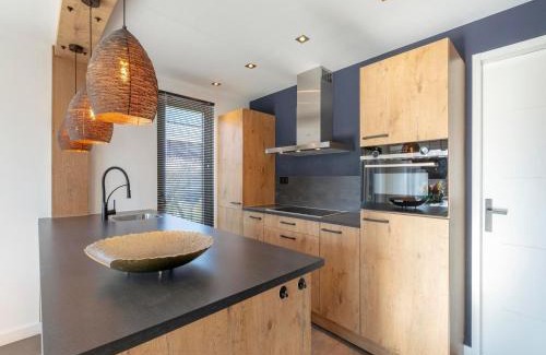 Julianadorp aan zee Villa | Villa near Dutch Dunes with Pool