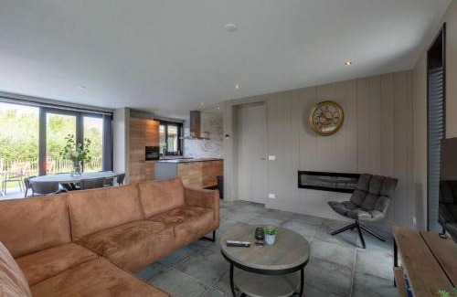Julianadorp aan zee Villa | Villa near North Holland Beach with Jacuzzi