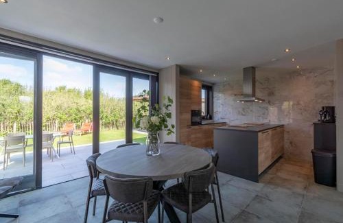 Julianadorp aan zee Villa | Villa near North Holland Beach with Jacuzzi