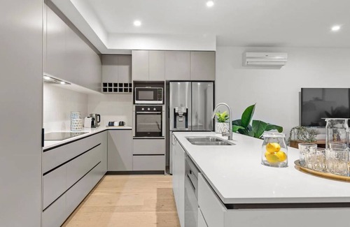Newport Apartment | "Villa on Newport Lake" - Newport Q 4020