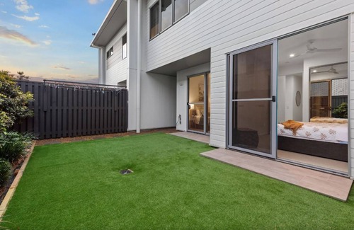 Newport Apartment | "Villa on Newport Lake" - Newport Q 4020