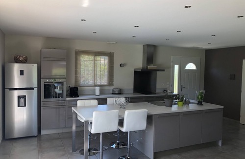 Sollies Pont Villa | Villa overlooking the hill between Hyeres and St Tropez