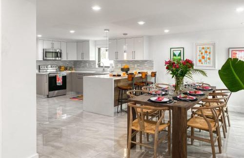 Ludlam House | Villa Palma - Prime Location, Pool, Game Room, Outdoor Kitchen
