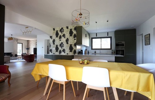Assas House | Villa Perdigal : pool, petanque, trampoline, ping-pong, basketball, babyfoot, swing, indoor bike.